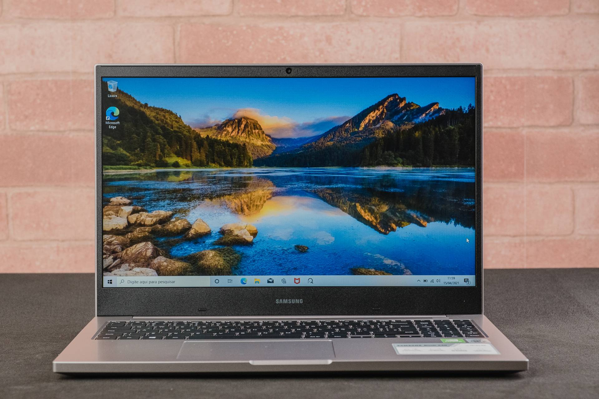 O Samsung Book X40 é uma boa opção para quem quer um notebook com placa gráfica offboard (Foto: Zoom)