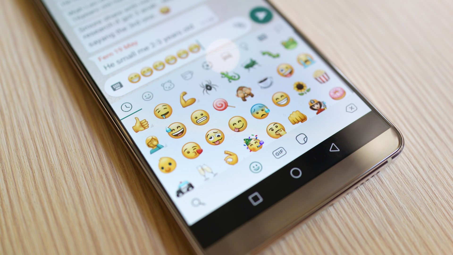 Figurinhas animadas no WhatsApp: como baixar e usar, Tecnologia