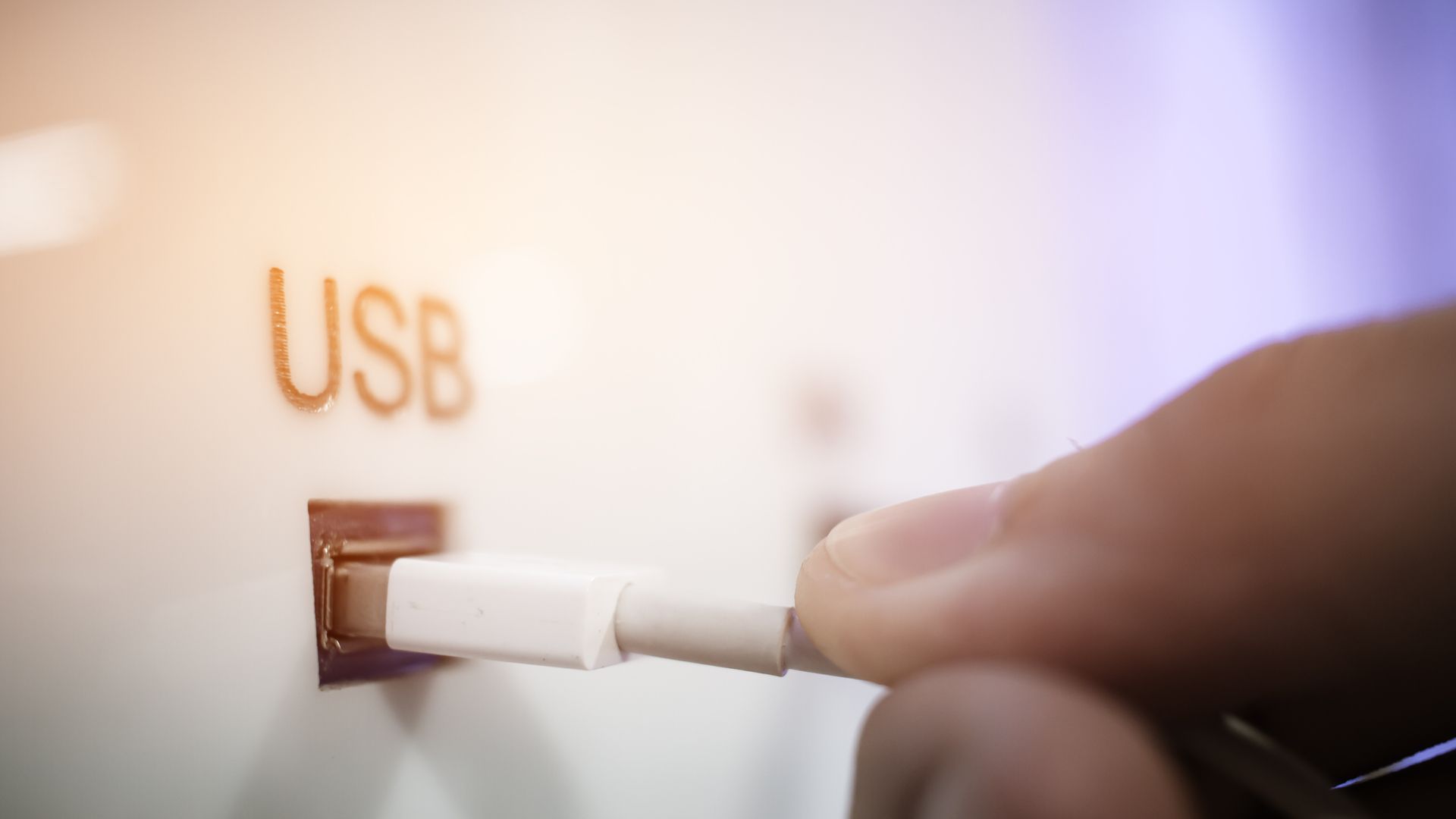 USB é um tipo de cabo que se adapta a diferentes aparelhos. (Foto: Shutterstock)