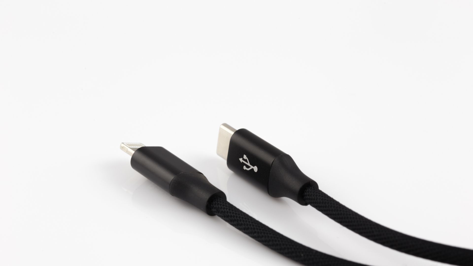 O USB-C é mais compacto e tem capacidade de transmitir vídeos com alta qualidade. (Foto: Shutterstock)