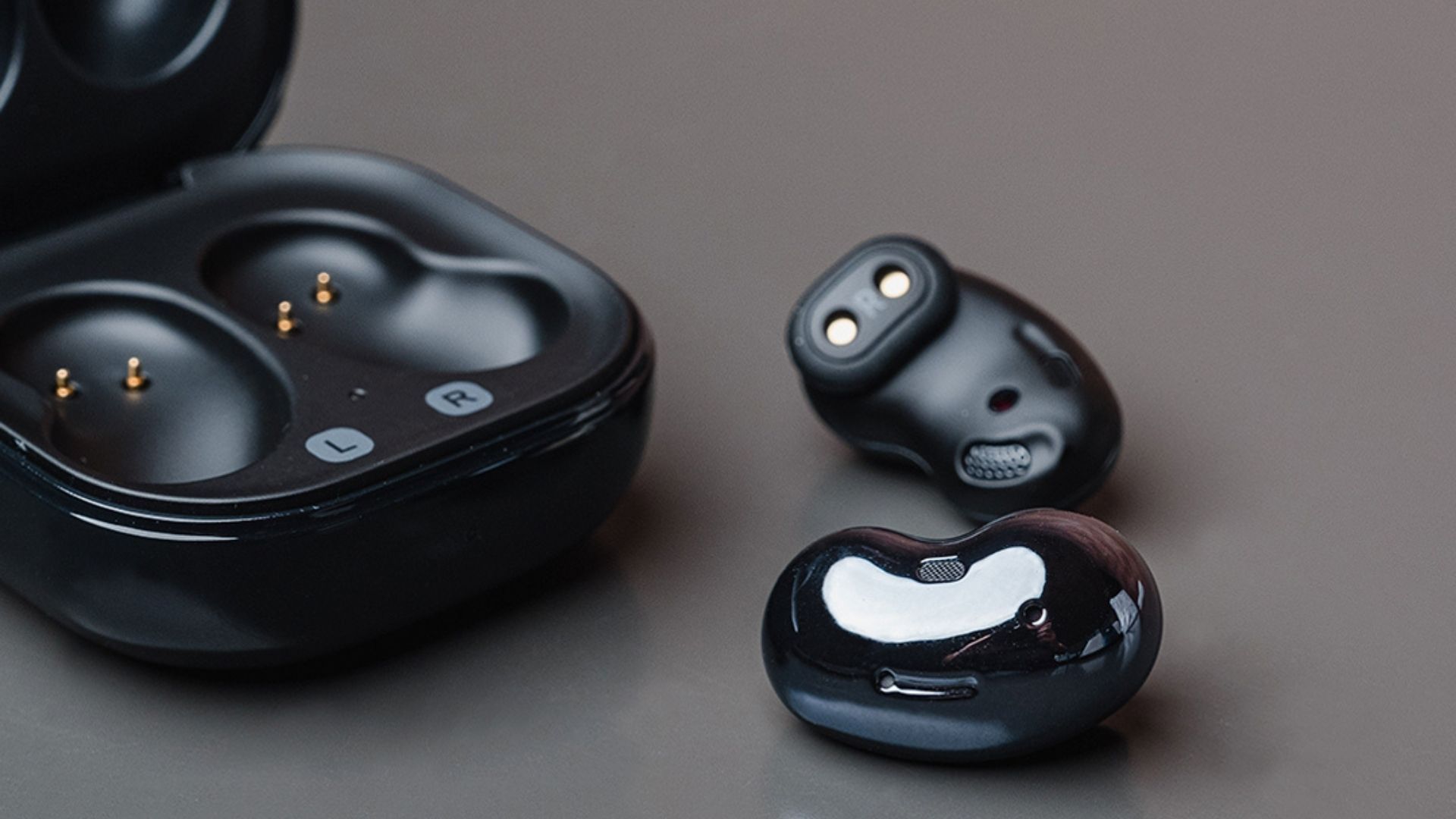 Galaxy Buds Live é um fone de ouvido TWS da Samsung (Foto: Zoom)