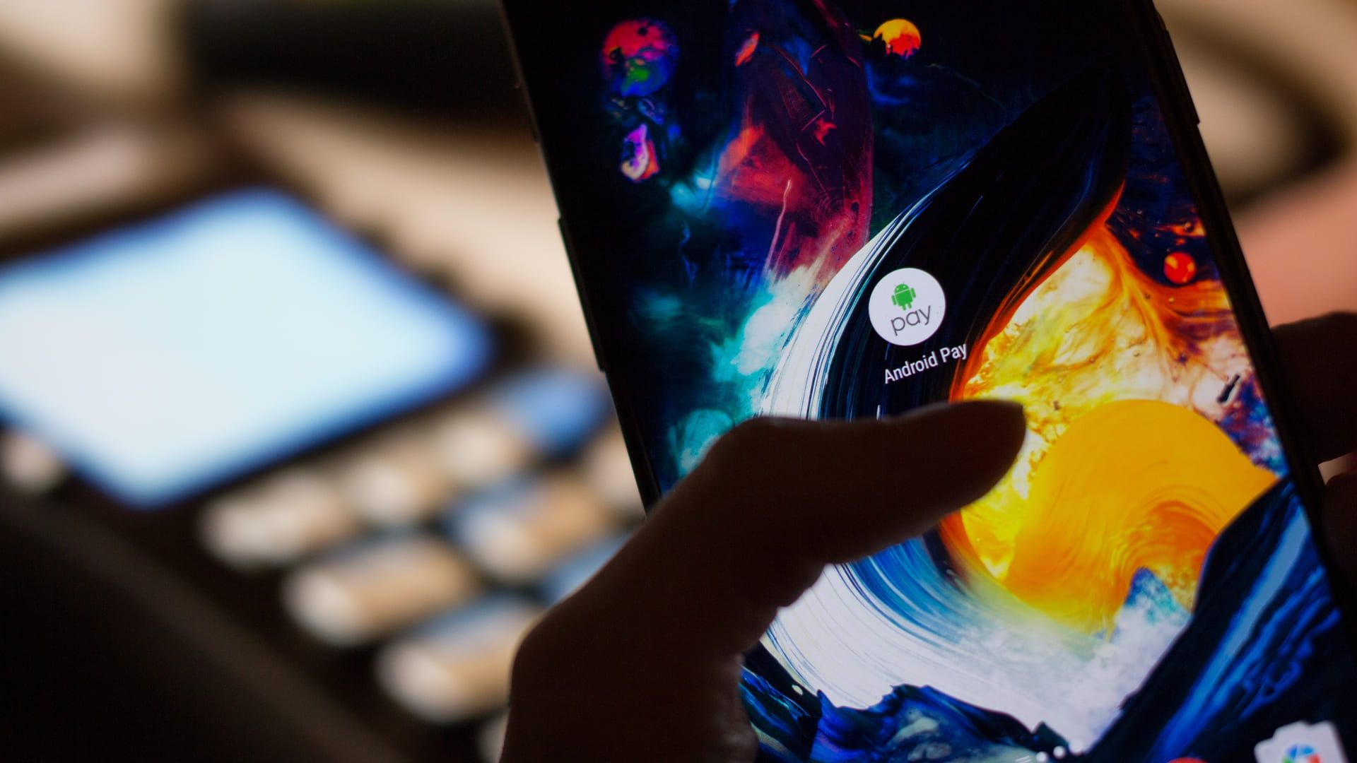 Hoje em dia existem vários modelos tanto Android quanto iOS que já vem com NFC (Foto: Shutterstock)