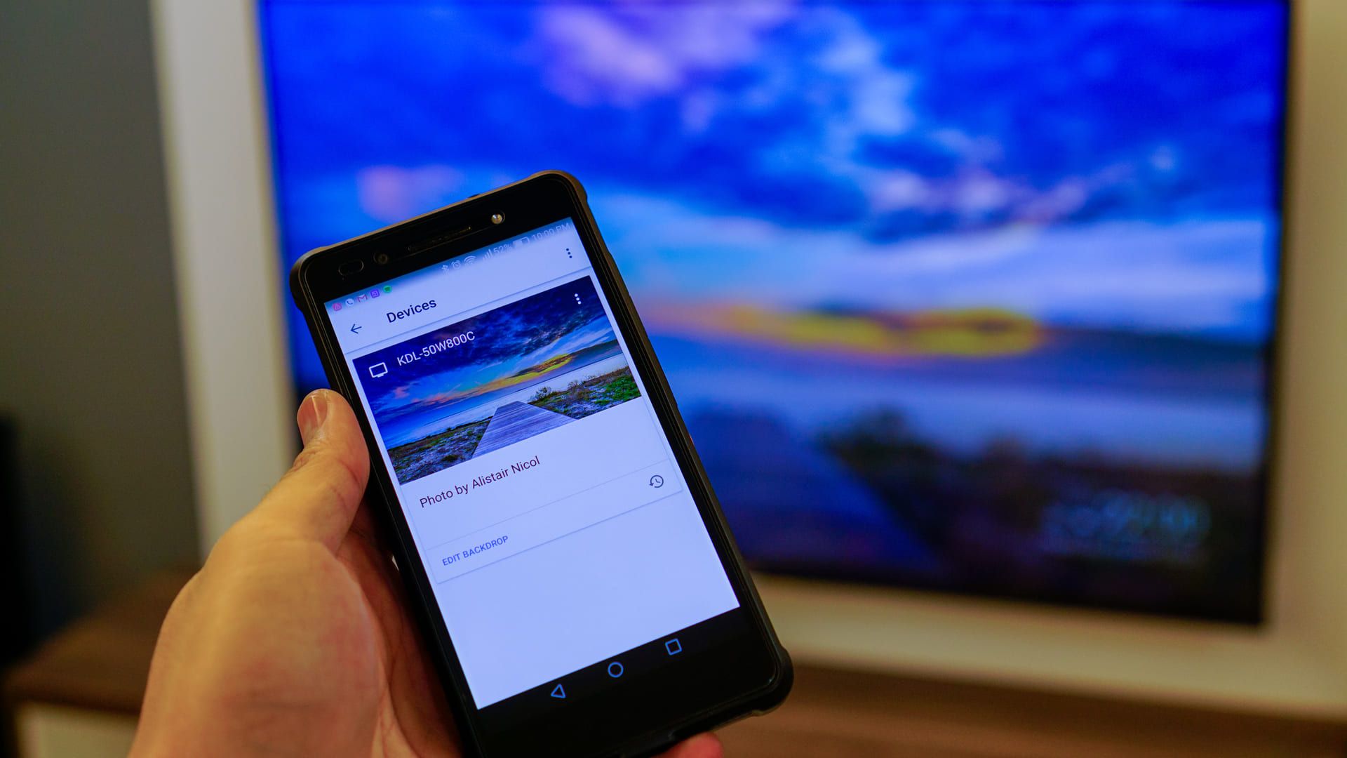 Saiba como conectar o celular na TV e veja qual é a melhor opção para seu aparelho (Foto: Syafiq Adnan / Shutterstock)
