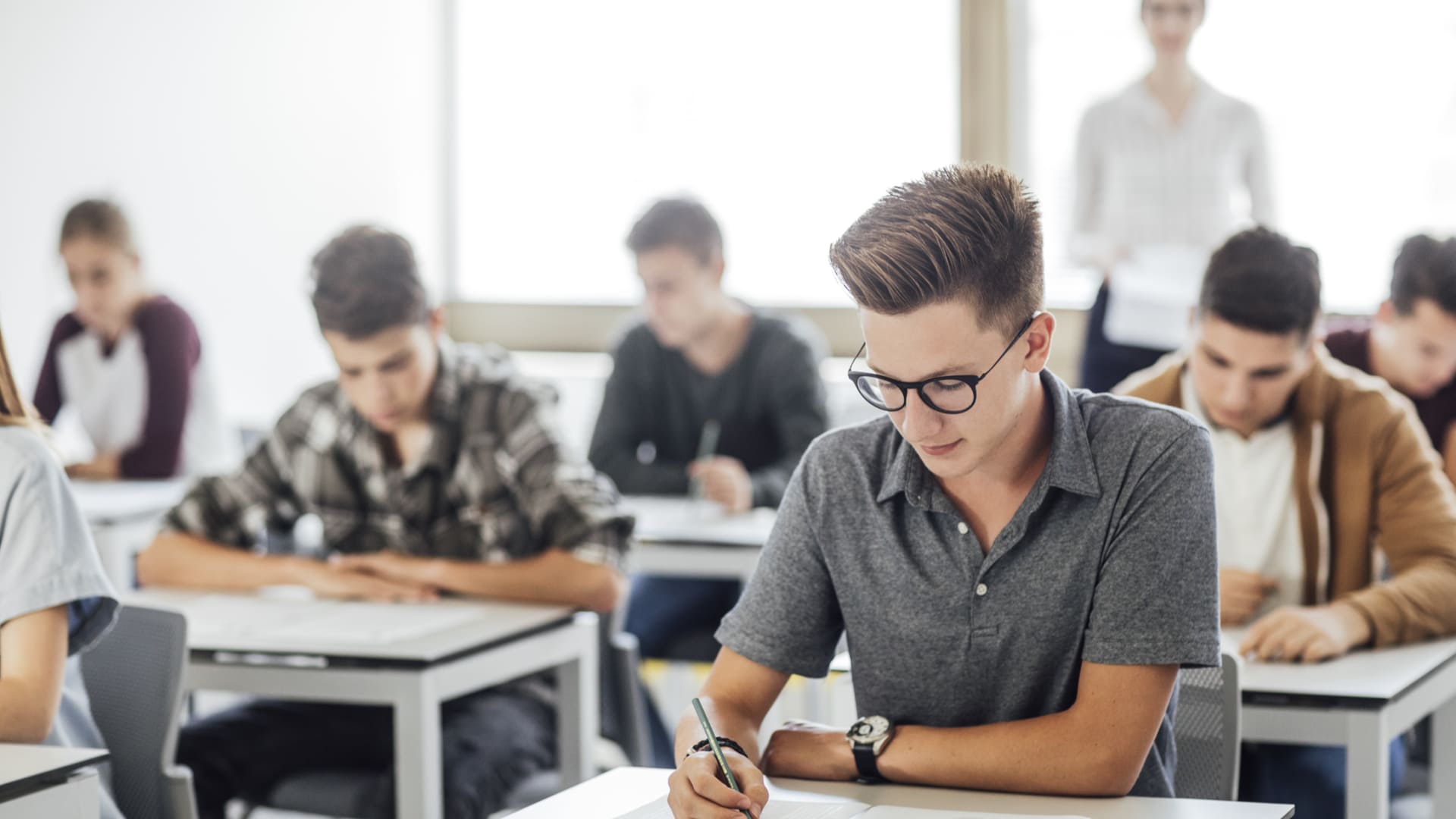 As inscrições ProUni 2021 vão considerar a nota do Enem ao definir a lista dos candidatos que receberão as bolsas de estudos (Fonte: Shutterstock/LStockStudio)