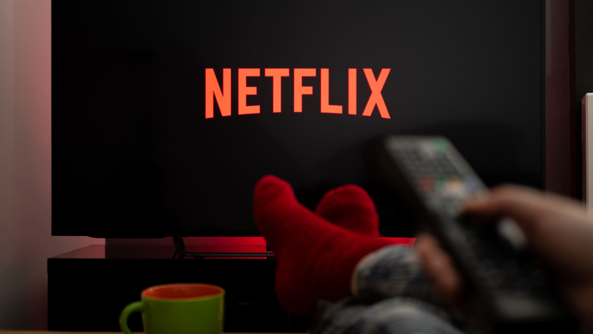 Abaixo, ensinamos as duas maneiras de sair da Netflix na televisão. Confira! (Imagem: Reprodução/Shutterstock)