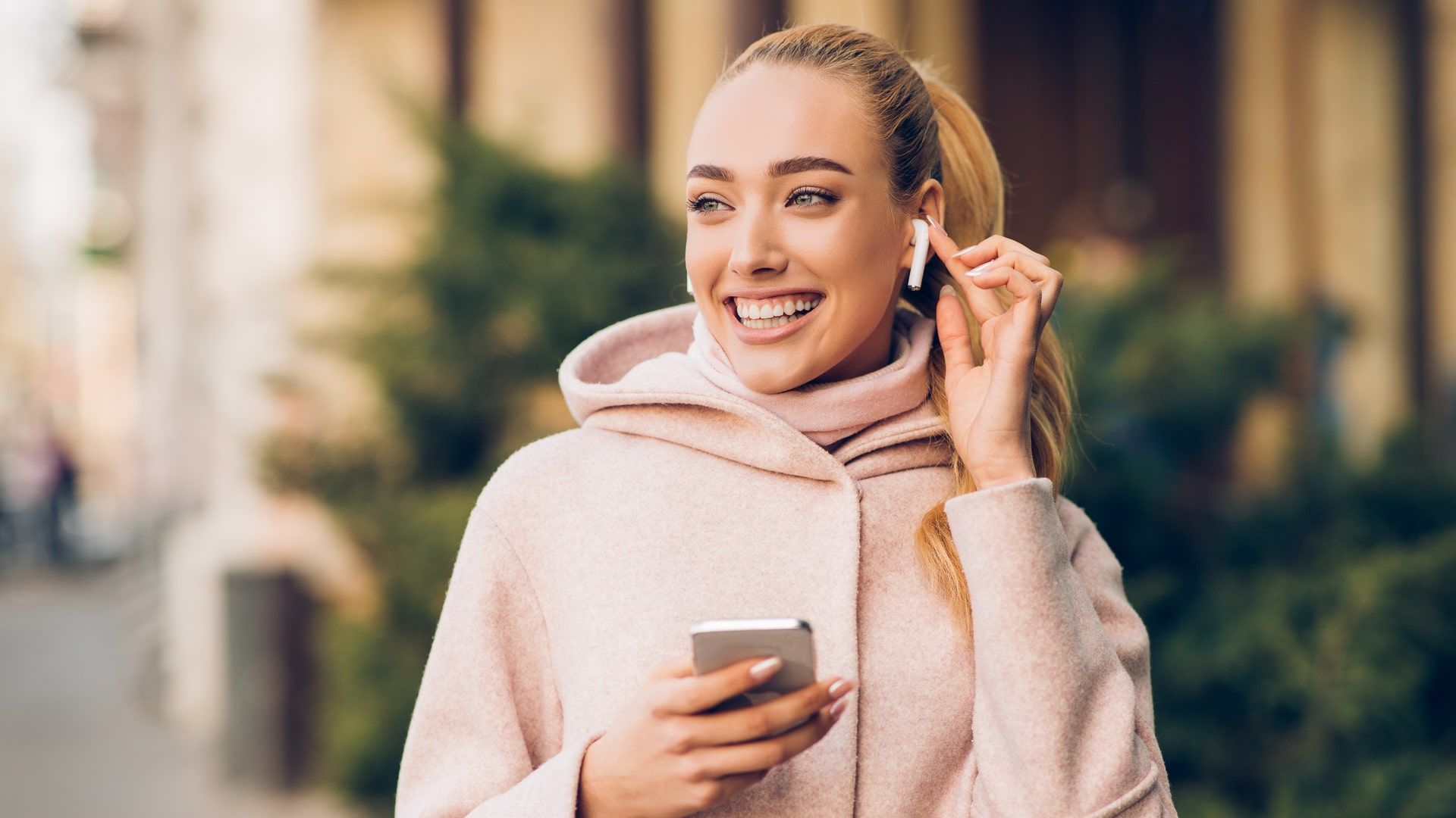 AirPods da Apple é um dos principais modelos de fone TWS para comprar em 2021 (Foto: Shutterstock)