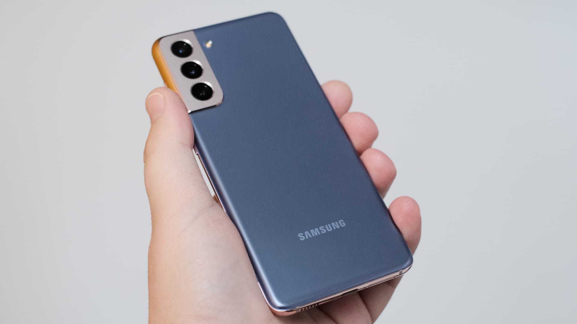 O Galaxy S21 é o único com acabamento em plástico na linha Samsung Galaxy S de 2021. (Foto: Shutterstock)