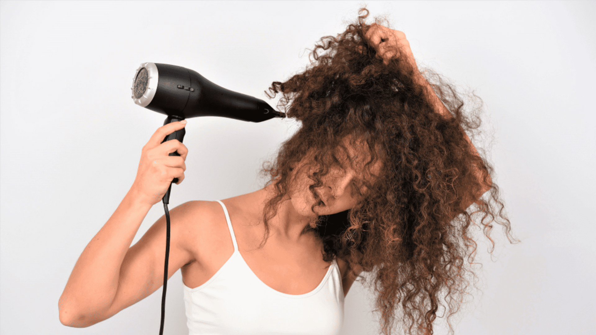Confira a nossa seleção dos melhores secadores de cabelo Gama de 2021! (Imagem: Reprodução/Shutterstock)