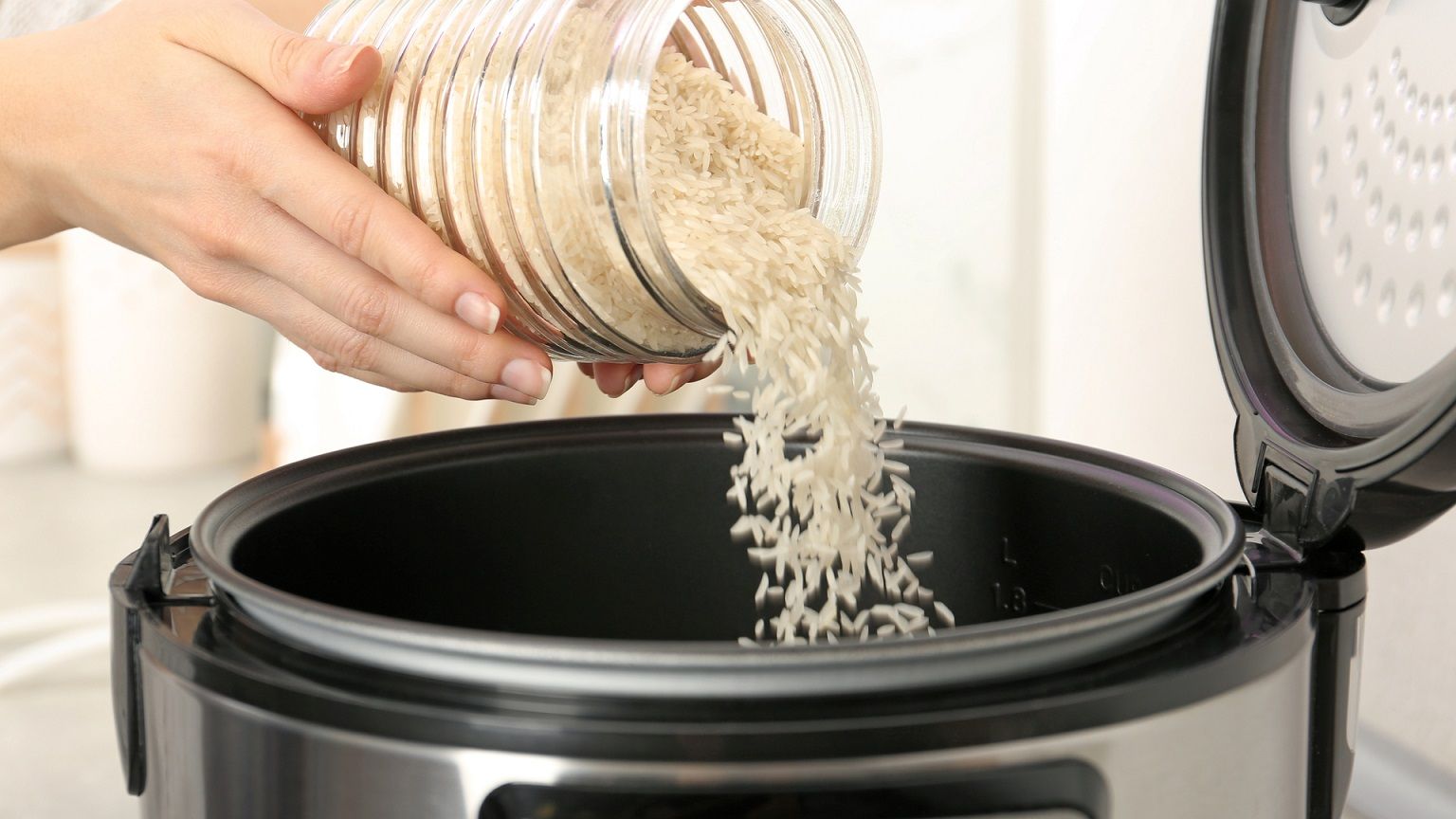 O arroz na panela elétrica fica soltinho e é super fácil de fazer (Foto: Shutterstock)