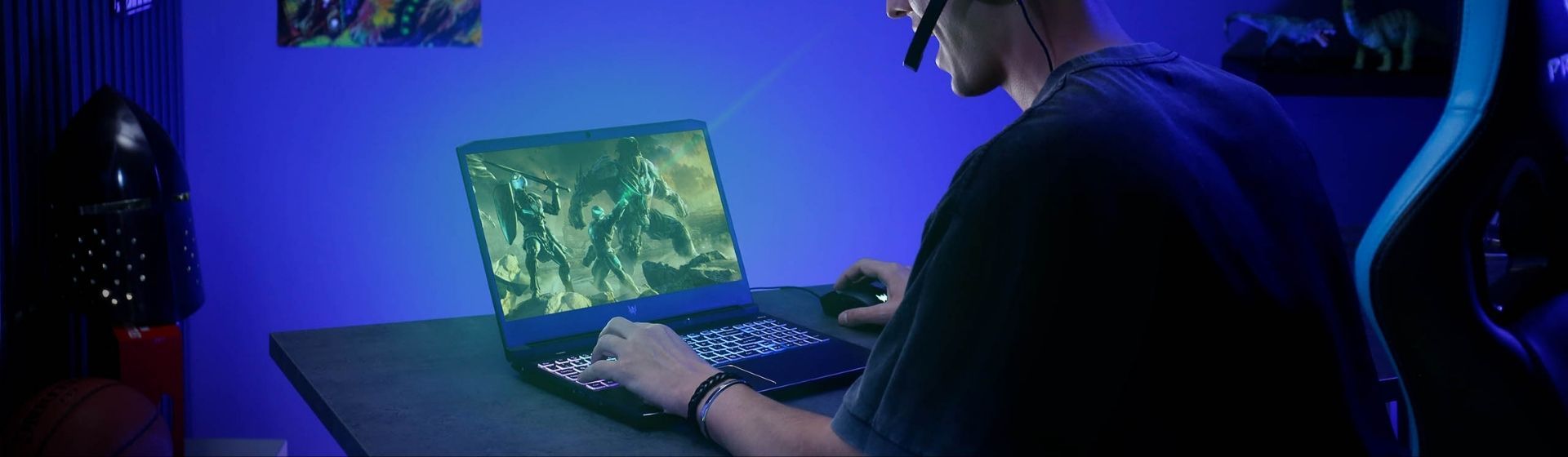 Homem joga em Acer Predator Helios 300 em cima de mesa de madeira