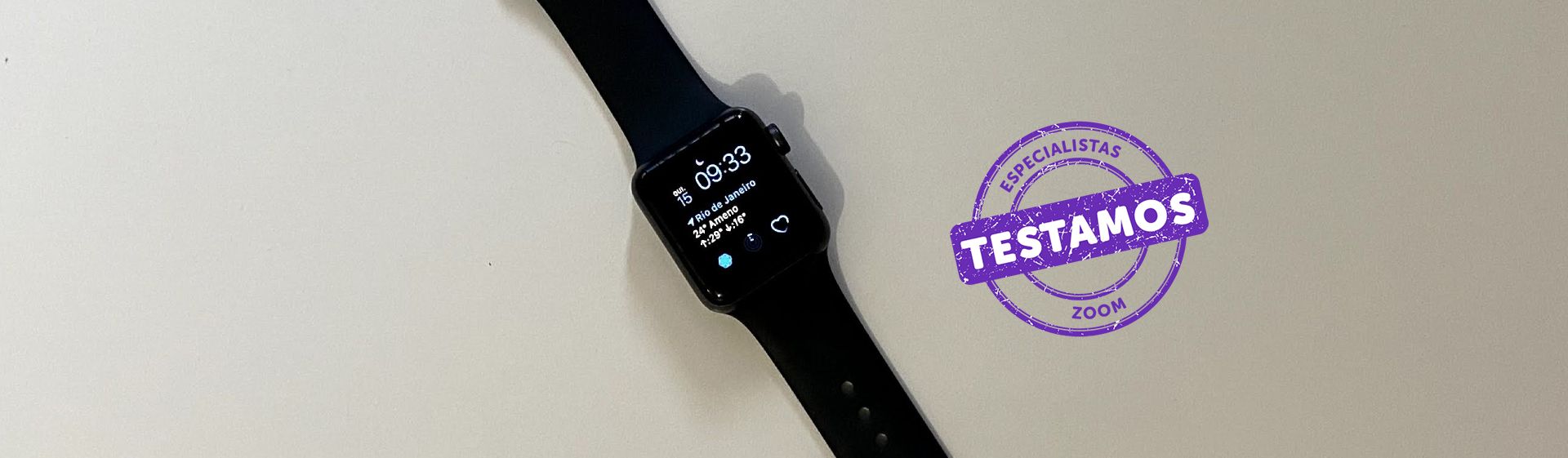 Apple Watch 3 preto com tela acesa e pulseira preta