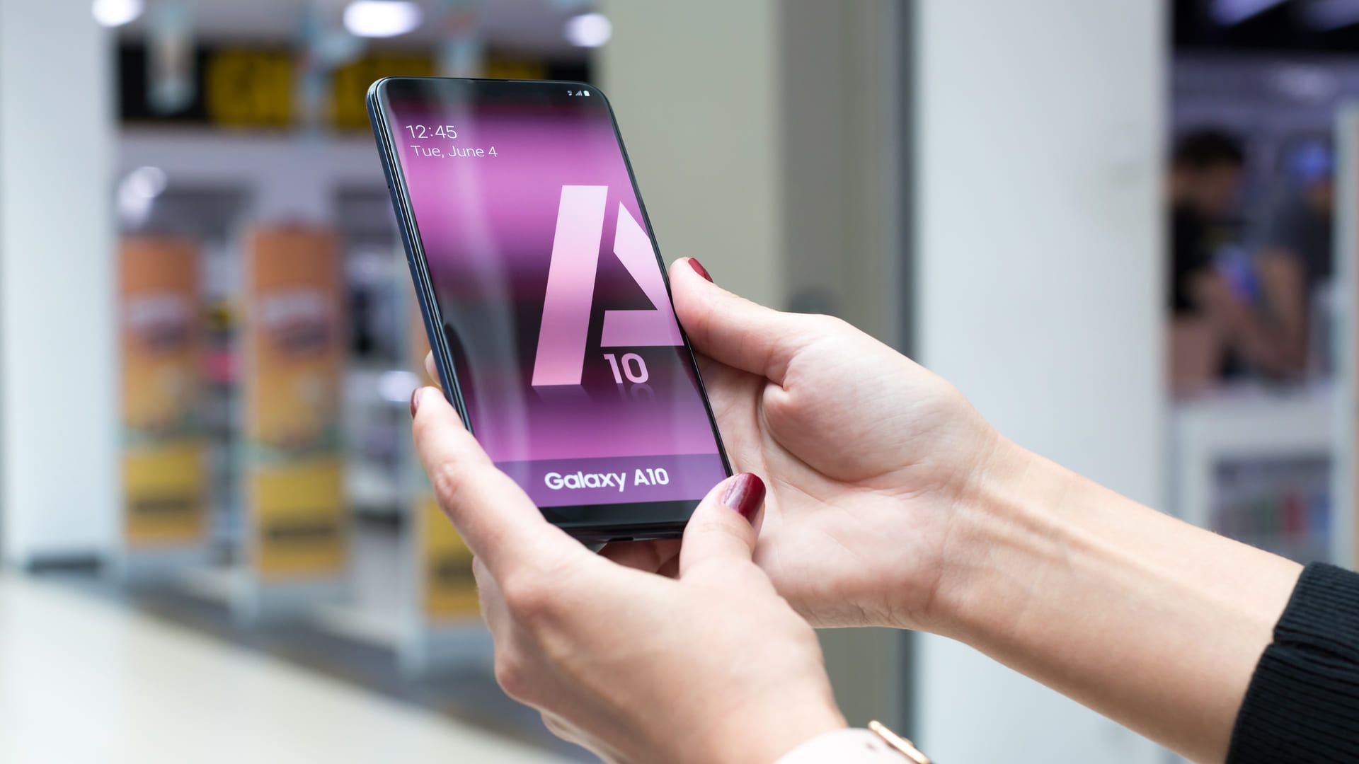 Duas mãos segurando o celular Samsung 32GB do modelo Galaxy A10