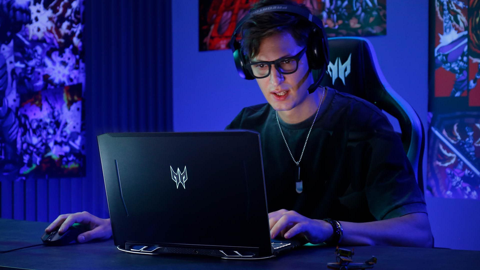 Homem jogando no Acer Predator Helios 300