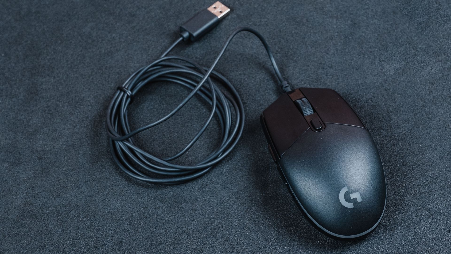 O Logitech G203 é um mouse com fio e seu cabo tem 2m