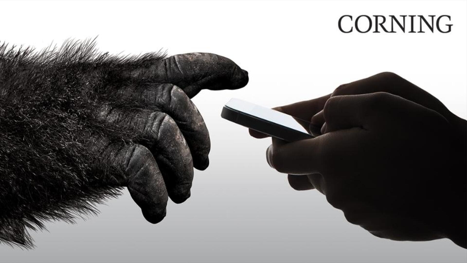 Foto mostra uma mão humana segurando o celular ao lado de uma mão de gorila