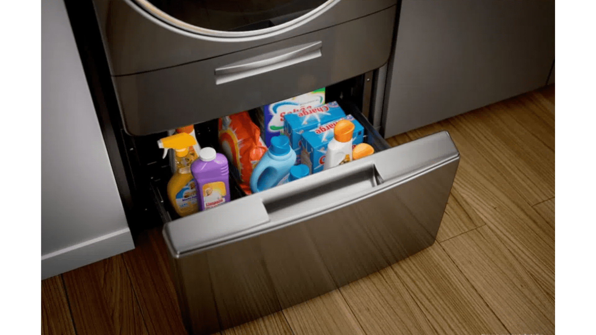 Gaveta da Brastemp Titanium com produtos de limpeza guardados.
