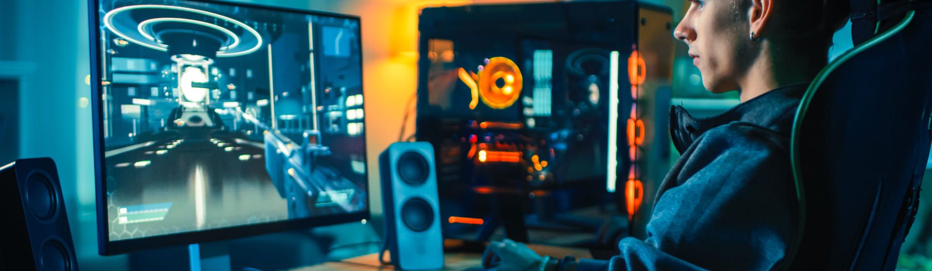 Homem encarando monitor 165Hz de computador enquanto joga