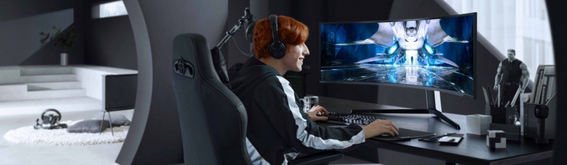 Menino joga usando monitor curvo