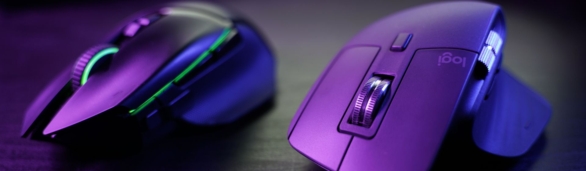 Dois mouses Logitech em close