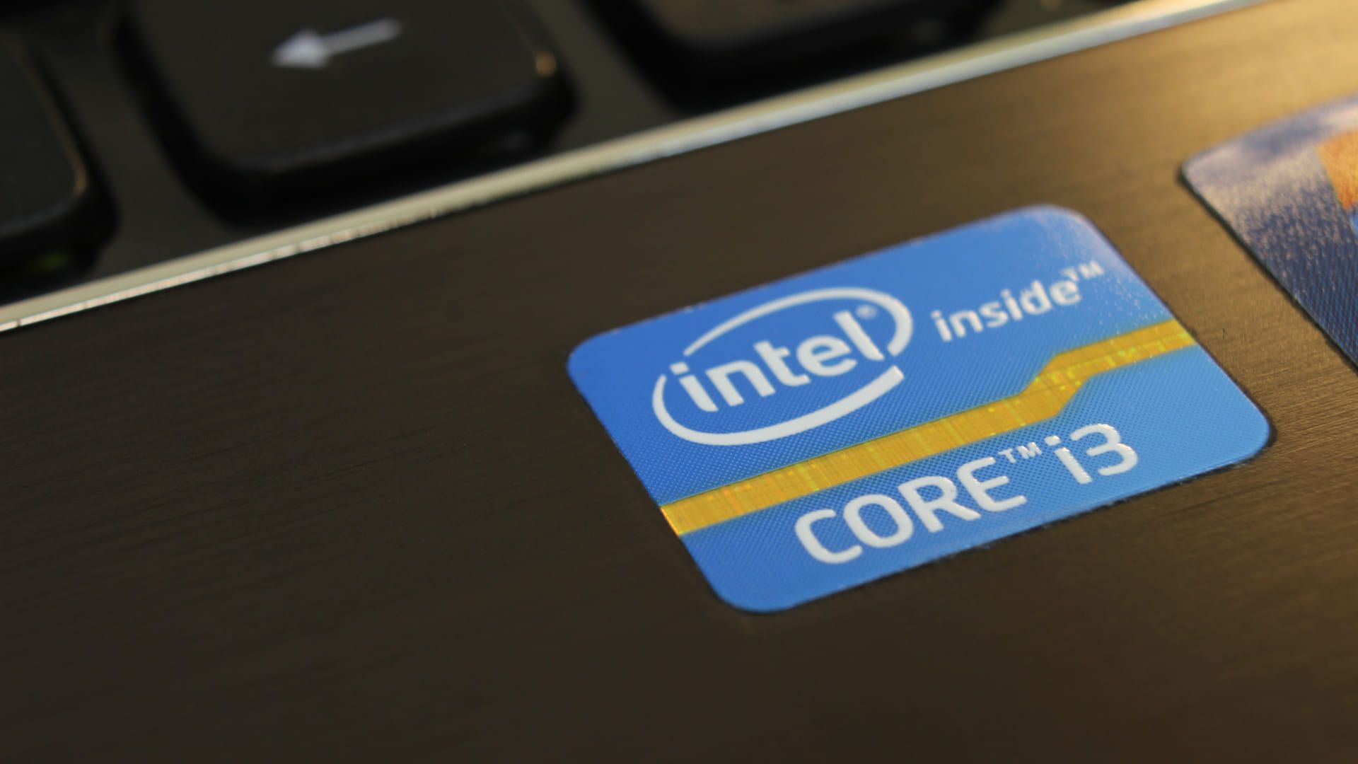 Etiqueta azul do processador Intel Core i3 no notebook.
