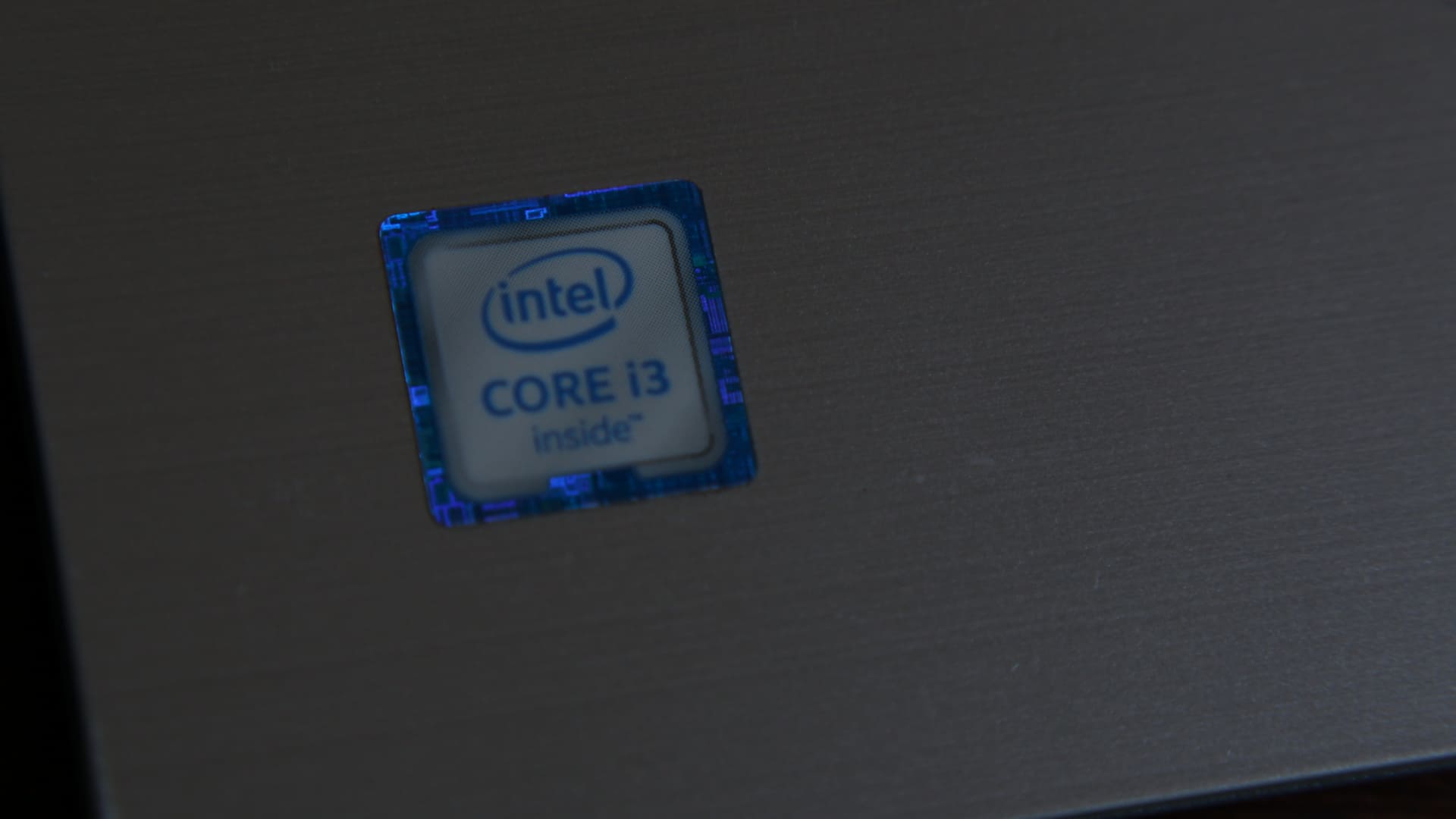 Etiqueta sinalizando o processador Intel Core i3 no notebook.