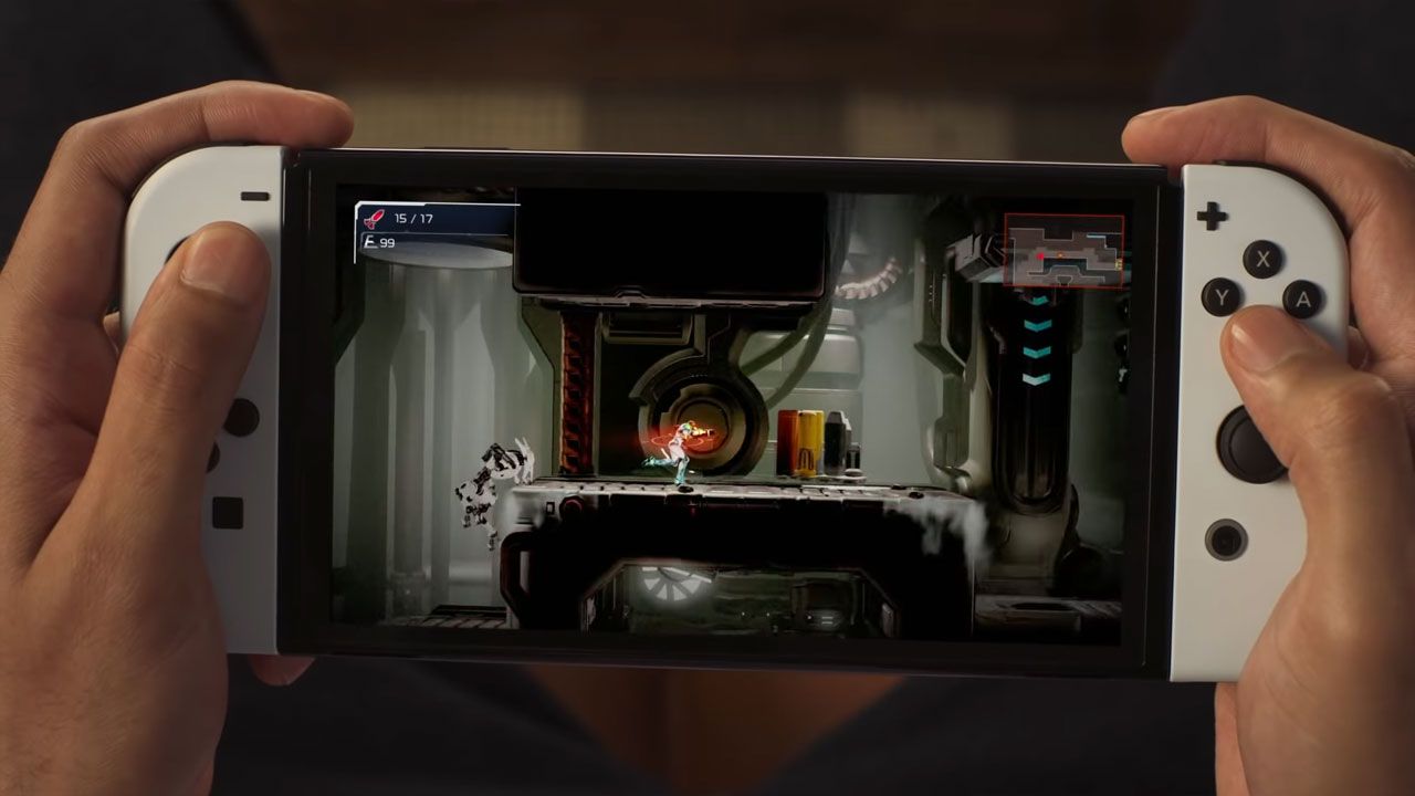 Nintendo Switch OLED com uso portátil, jogo na tela e duas mãos segurando o console.