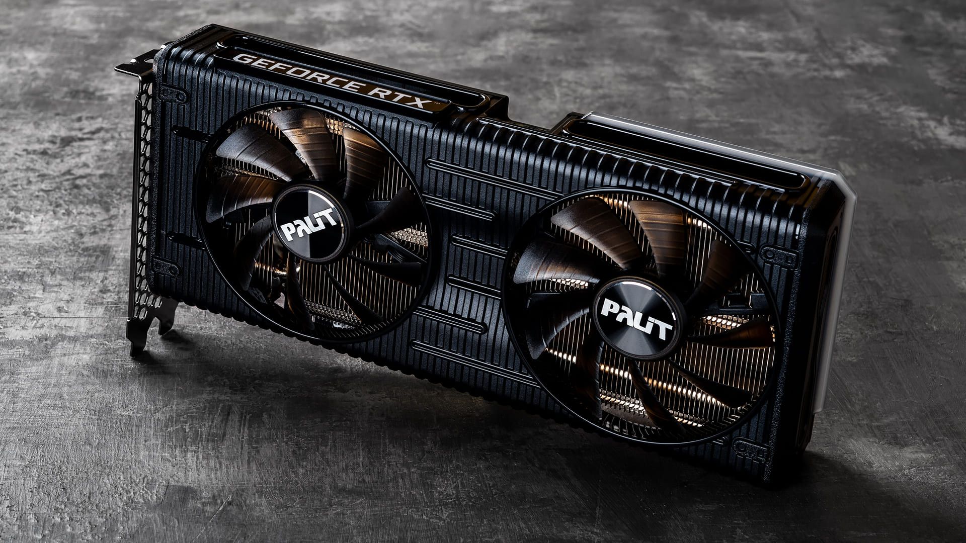 Placa de vídeo Palit Nvidia Geforce RTX 3060 Ti apoiada em um chão cinza.