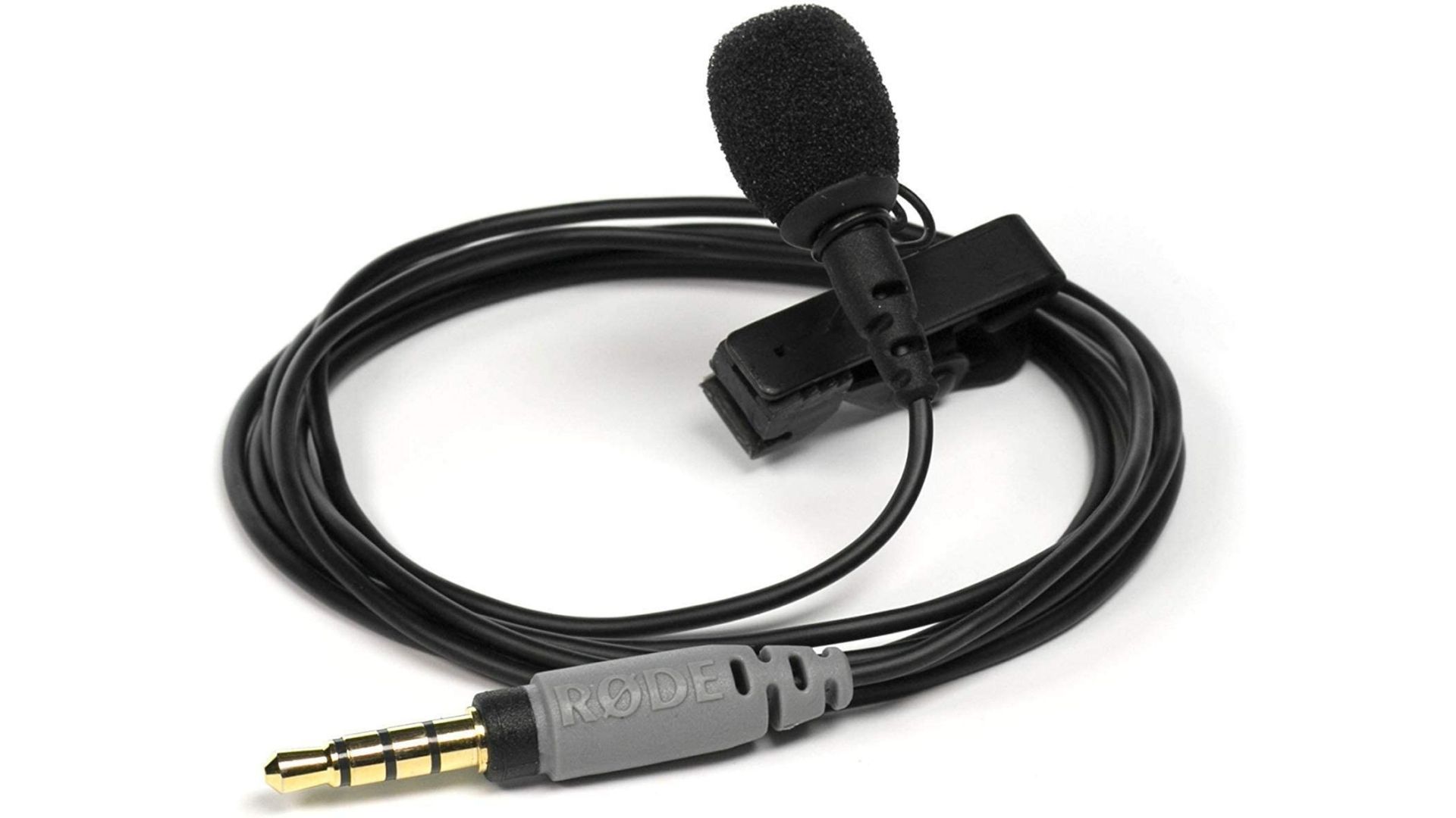 Microfone para celular com fio todo preto enrolado e em um fundo branco