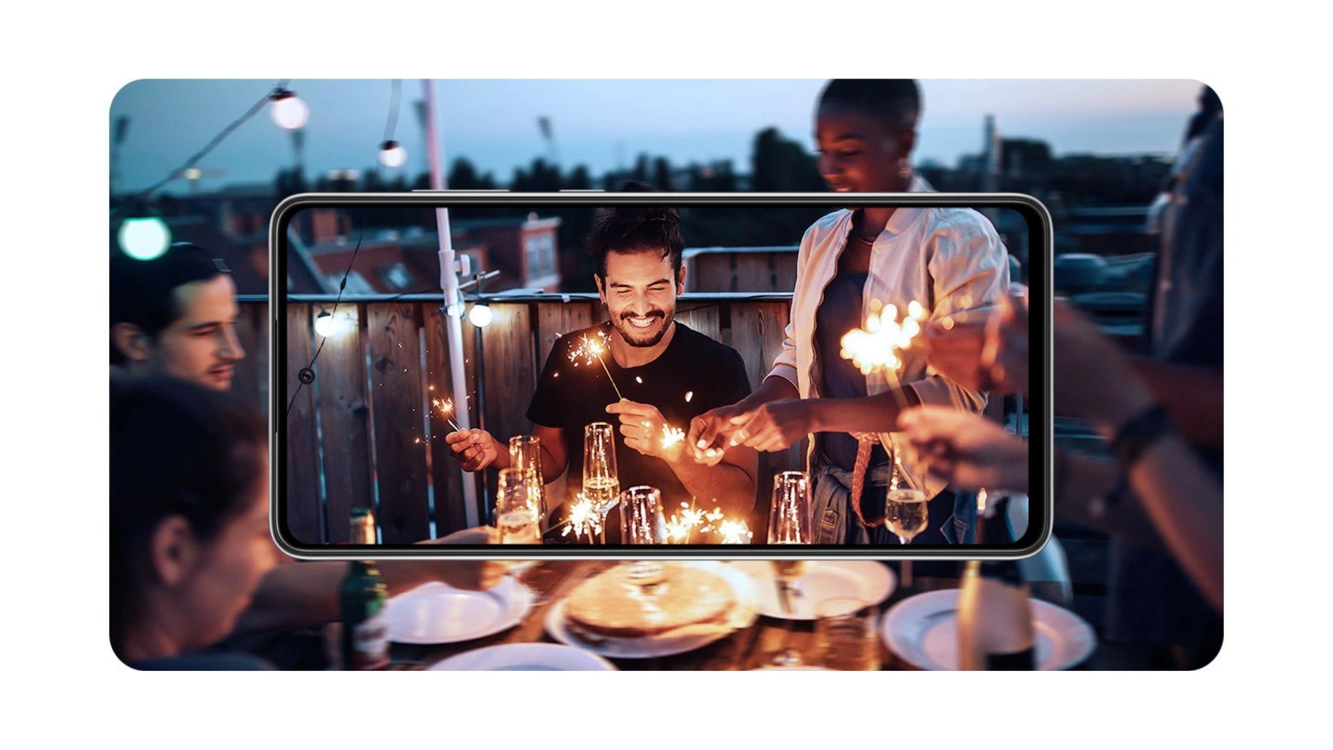 Parte frontal do celular Samsung A72 exibindo pessoas festejando