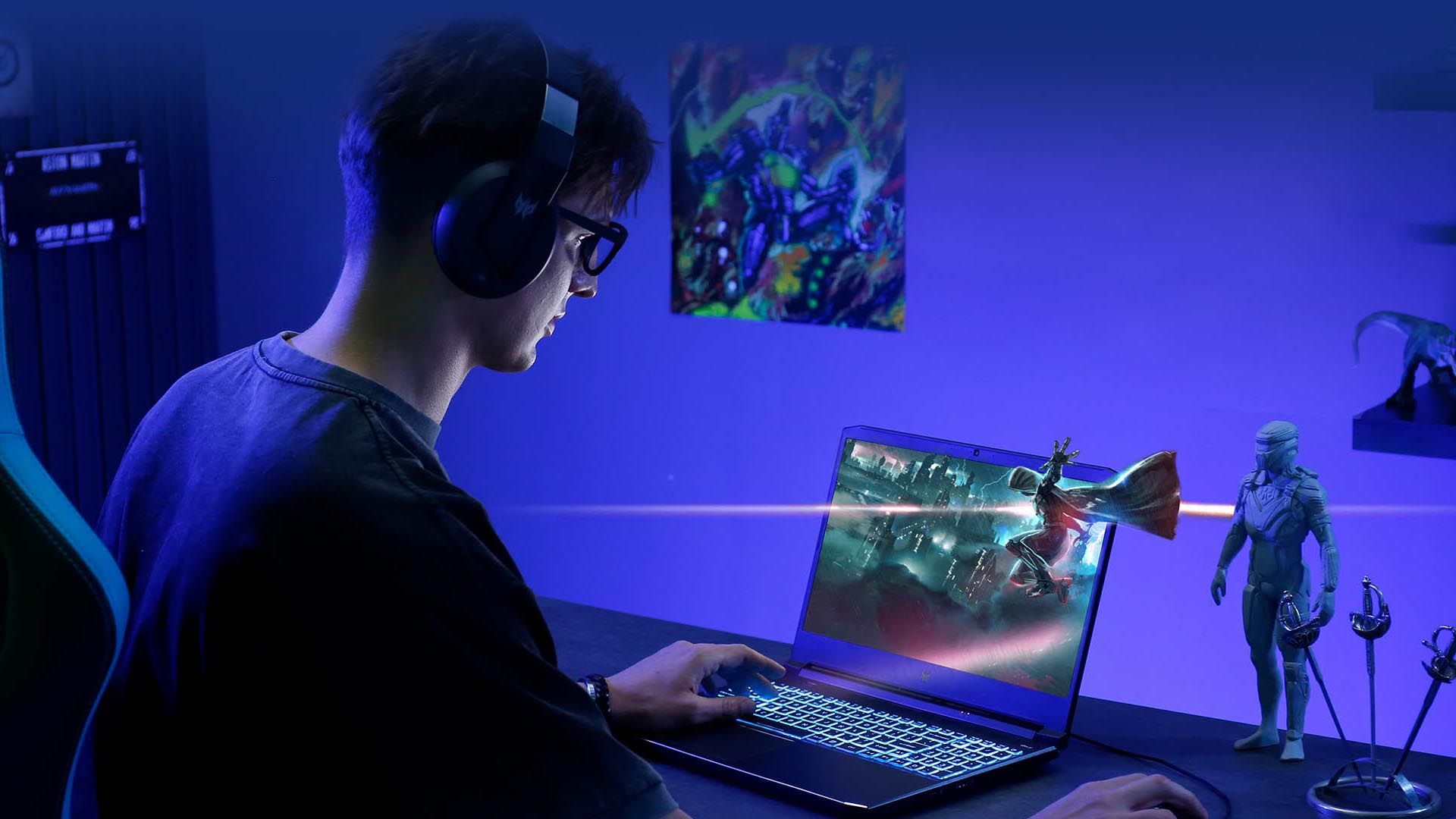 Homem jogando no notebook Acer Predator Helios 300