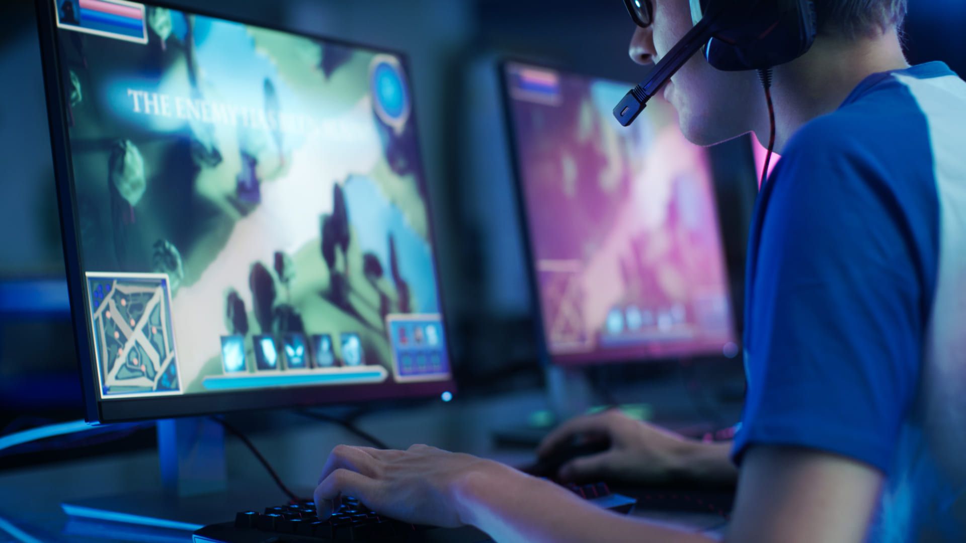 Homem joga usando monitor 165Hz