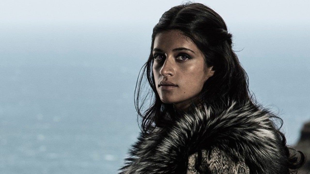 Yennefer de Vengerberg interpretada por Anya Chalotra em The Witcher, série da Netflix