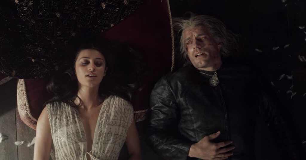 Yennefer de Vengerberg e Geralt de Rivia deitados lado a lado no chão na série The Witcher da Netflix