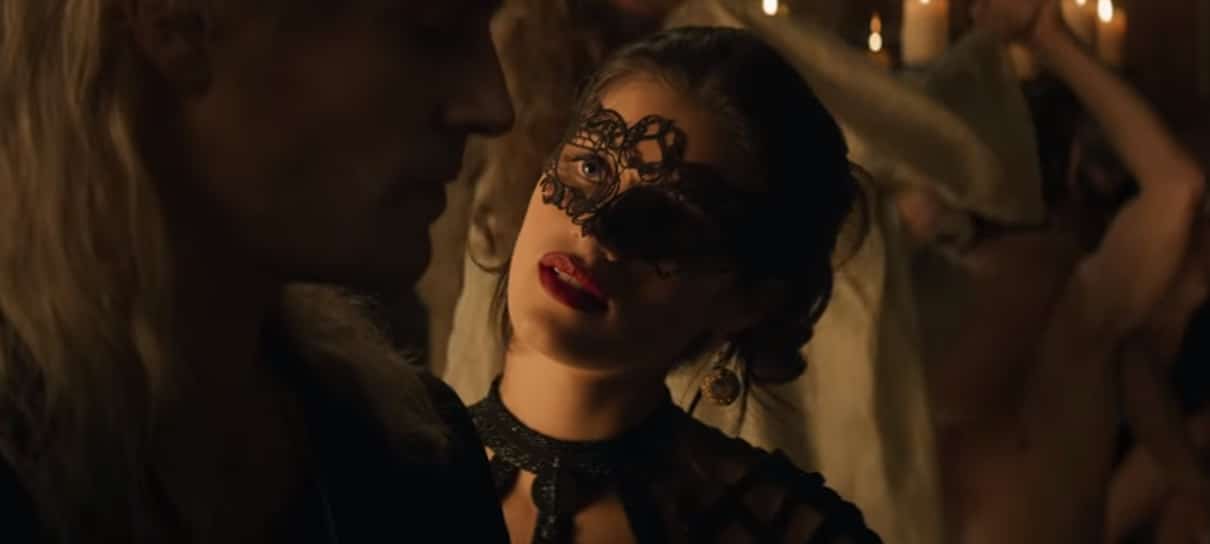 Yennefer de Vengerberg, na série da Netflix, usando uma máscara no rosto e conversando com Geralt de Rivia