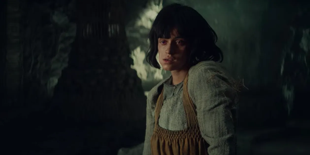 Yennefer de Vengerberg com roupa de camponesa e deficiência físicas na série The Witcher da Netflix