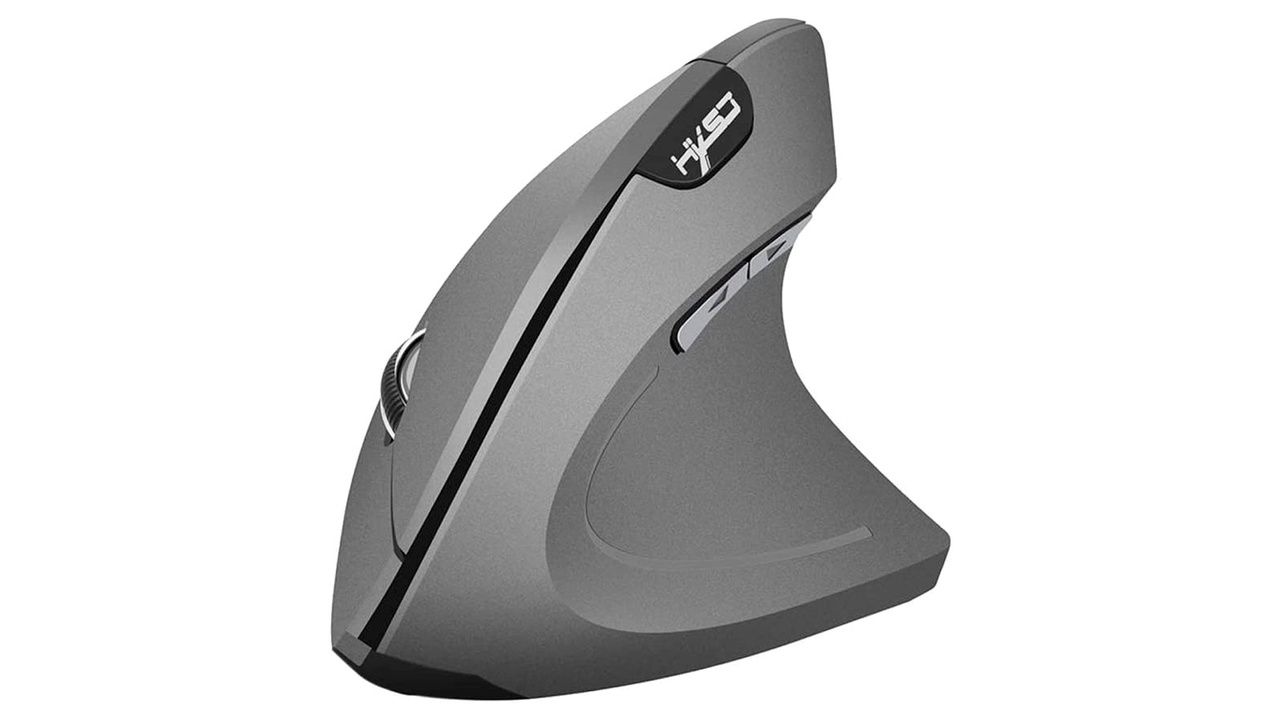 Mouse ergonômico sob fundo branco.