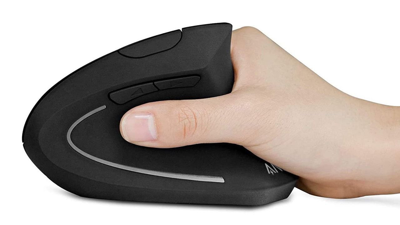 Mão segurando o mouse ergonômico vertical preto em um fundo branco
