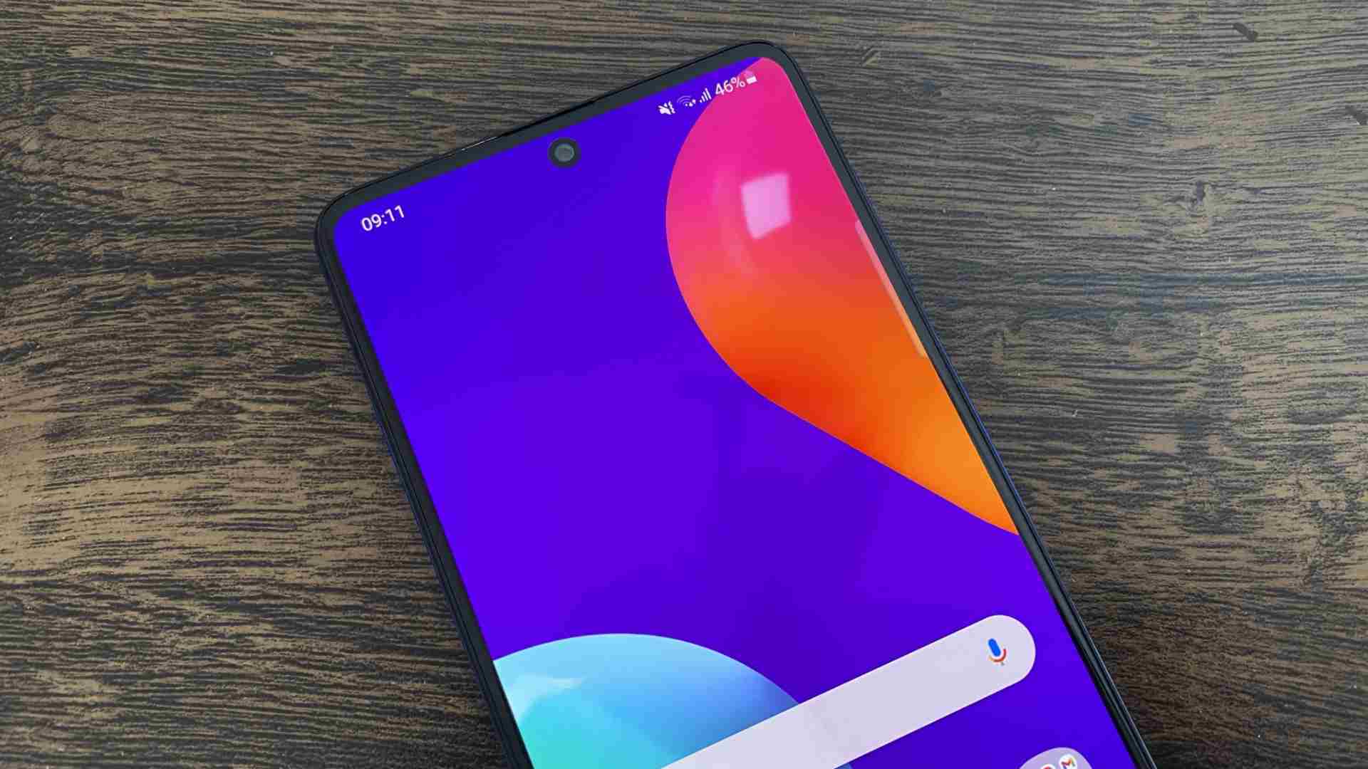 Galaxy M62 com foco na câmera frontal.
