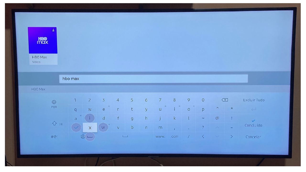 TV Samsung com barra de pesquisa na biblioteca de aplicativos aberta na tela.