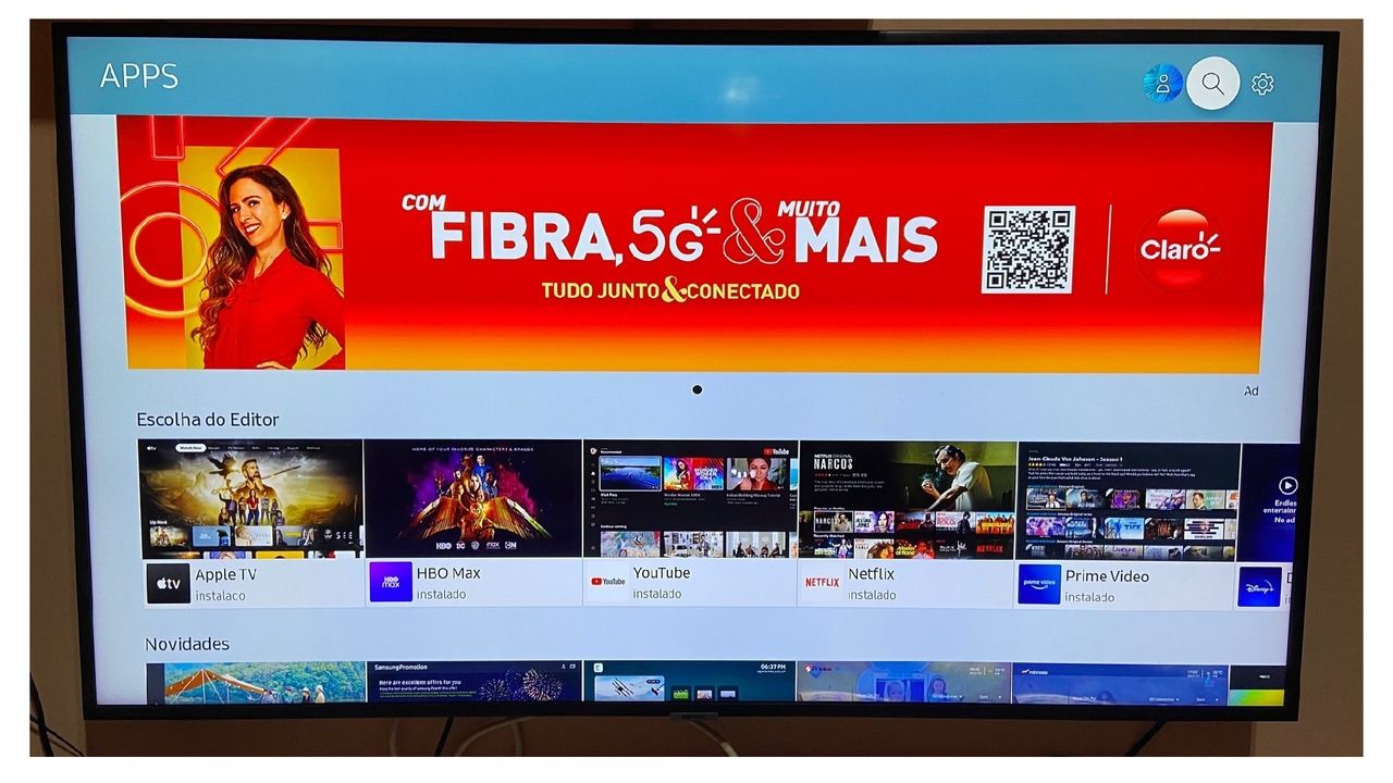TV Samsung a biblioteca de aplicativos aberta na tela.