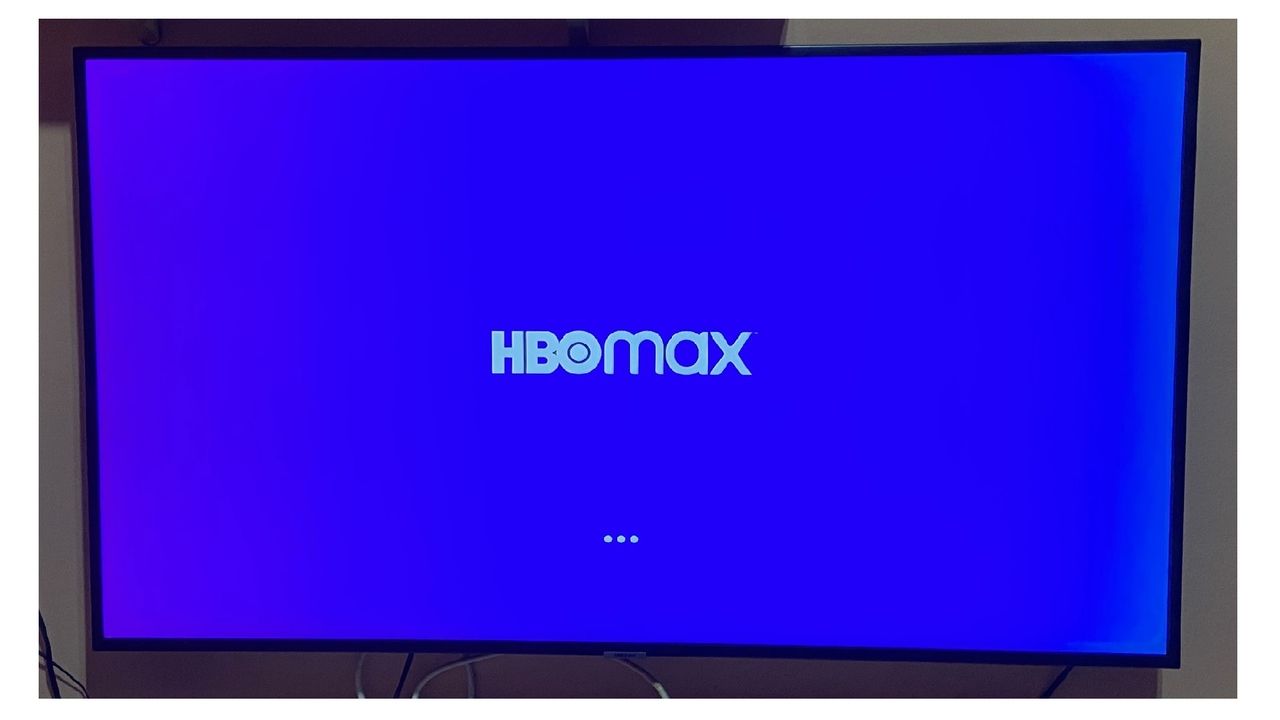 Tela do HBO Max carregando em TV Samsung.