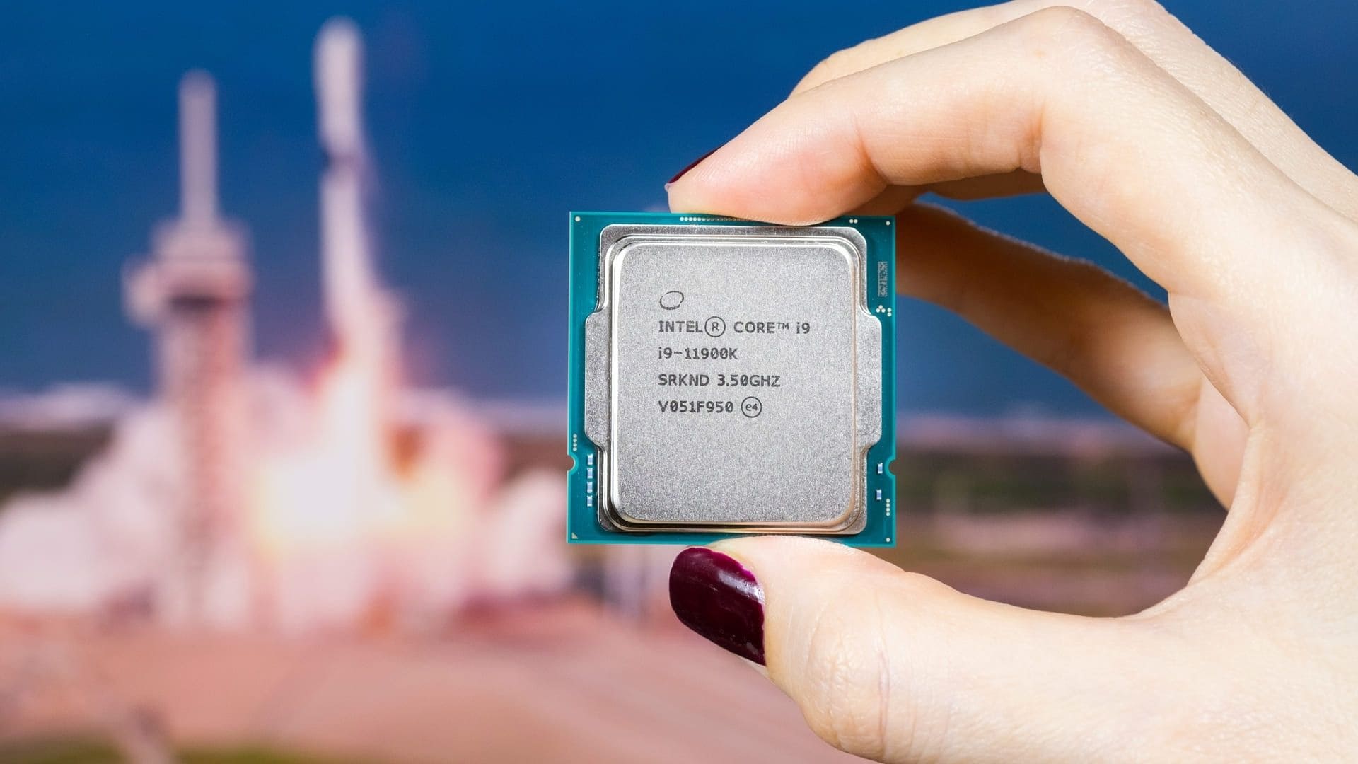 Mão segurando processador i9