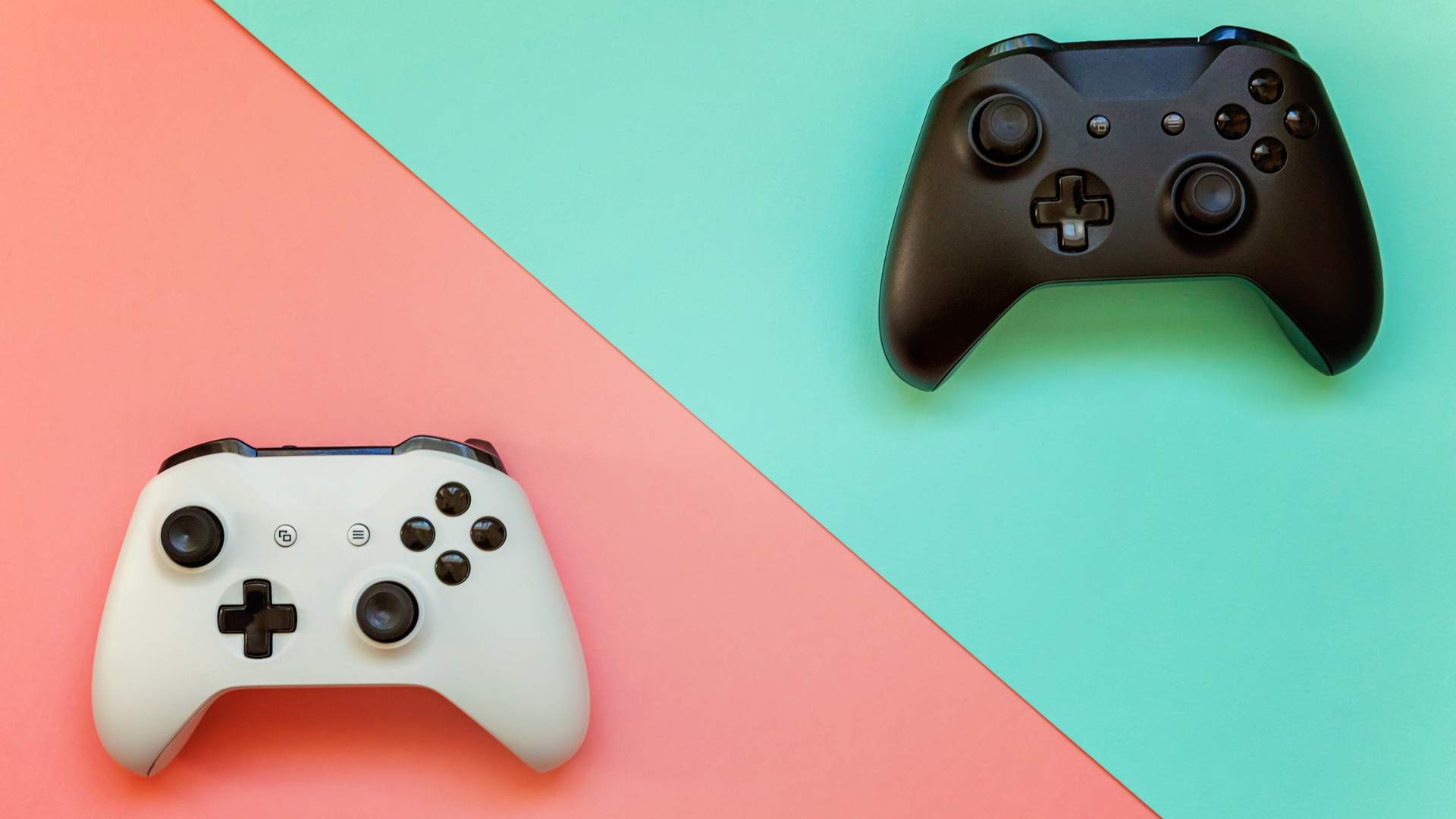 Um controle branco sobre fundo rosa no canto inferior esquerdo e um controle de videogame preto sobre fundo verde no canto superior direito da imagem