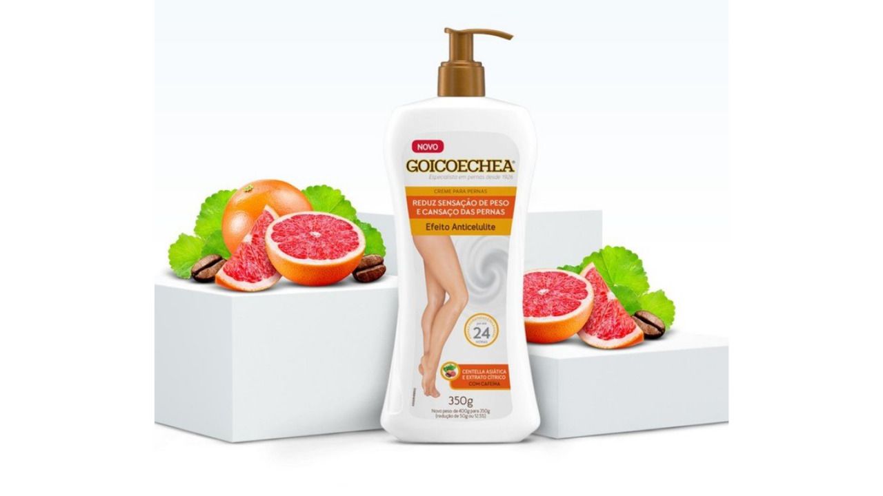 Creme para celulite Centella Asiatica e Extratos Cítricos ao lado de duas bancadas brancas com frutas cítricas em cima.