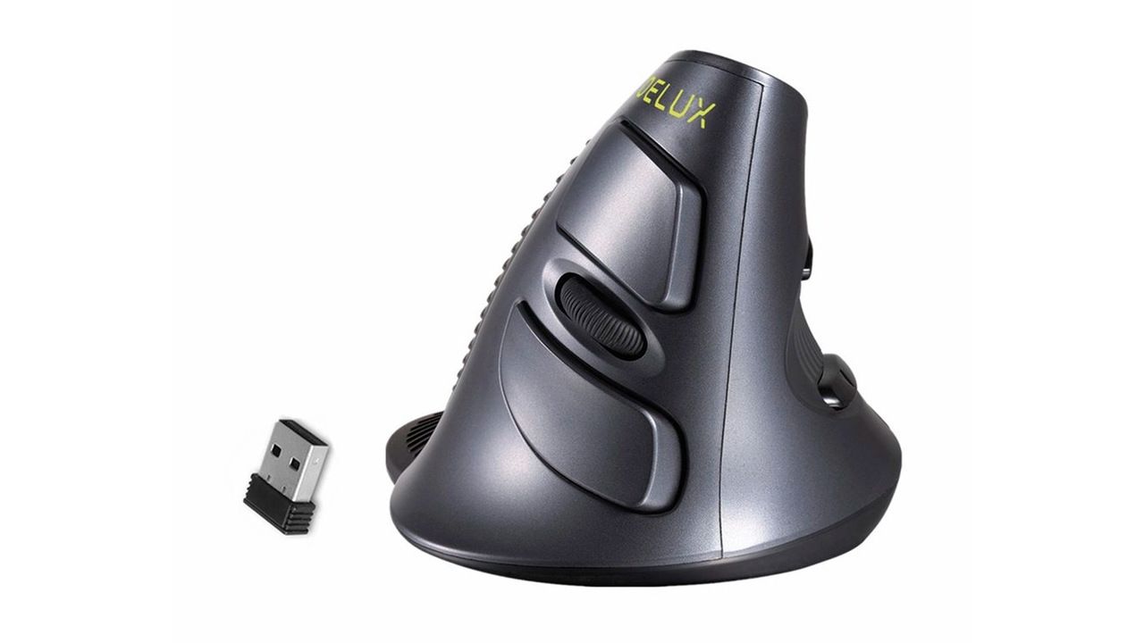 Mouse Delux M618GX sob fundo branco.