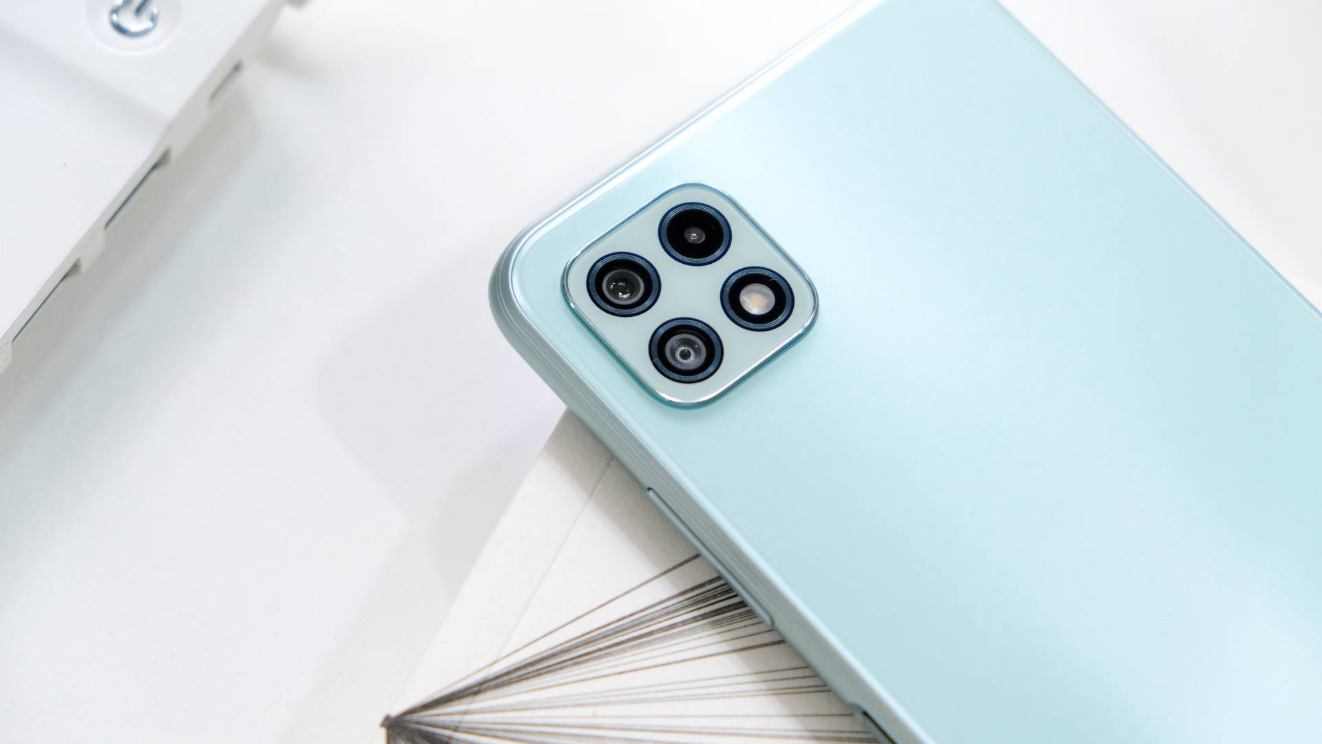 Traseira do Galaxy A22 com foco nas suas câmeras em fundo branco