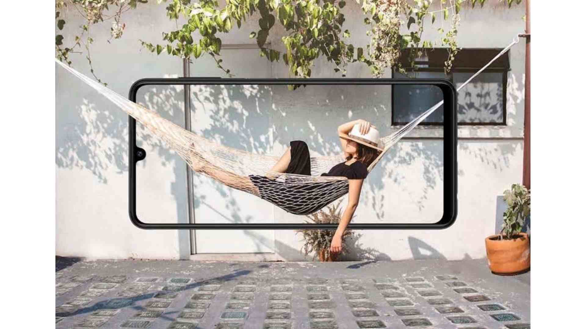 Tela do Galaxy A22 com imagem de mulher deitada em rede com fundo idêntico