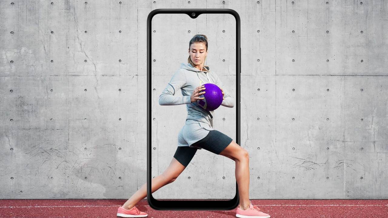 Imagem mostra mulher segurando bola de futebol e formato do A03s atrás dela