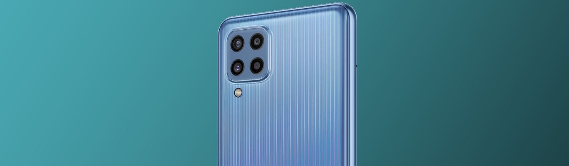 Celular Galaxy M32 na cor azul com traseira em destaque em fundo esverde