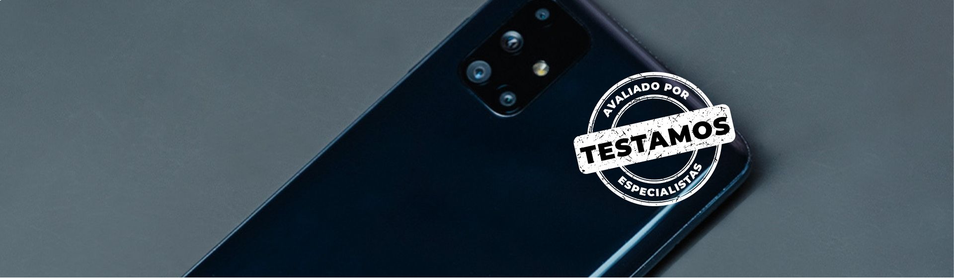 Celular Galaxy M51 preto em fundo cinza com parte traseira destacada